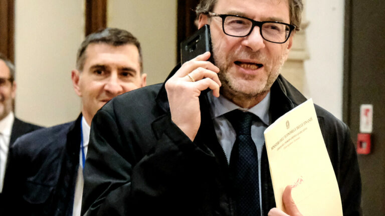 Superbonus, Giorgetti: “Obbligo di spalmare i crediti su 10 anni”