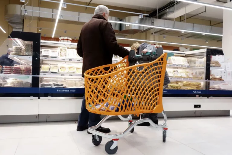 A luglio l’inflazione torna a salire ma frena il carrello della spesa